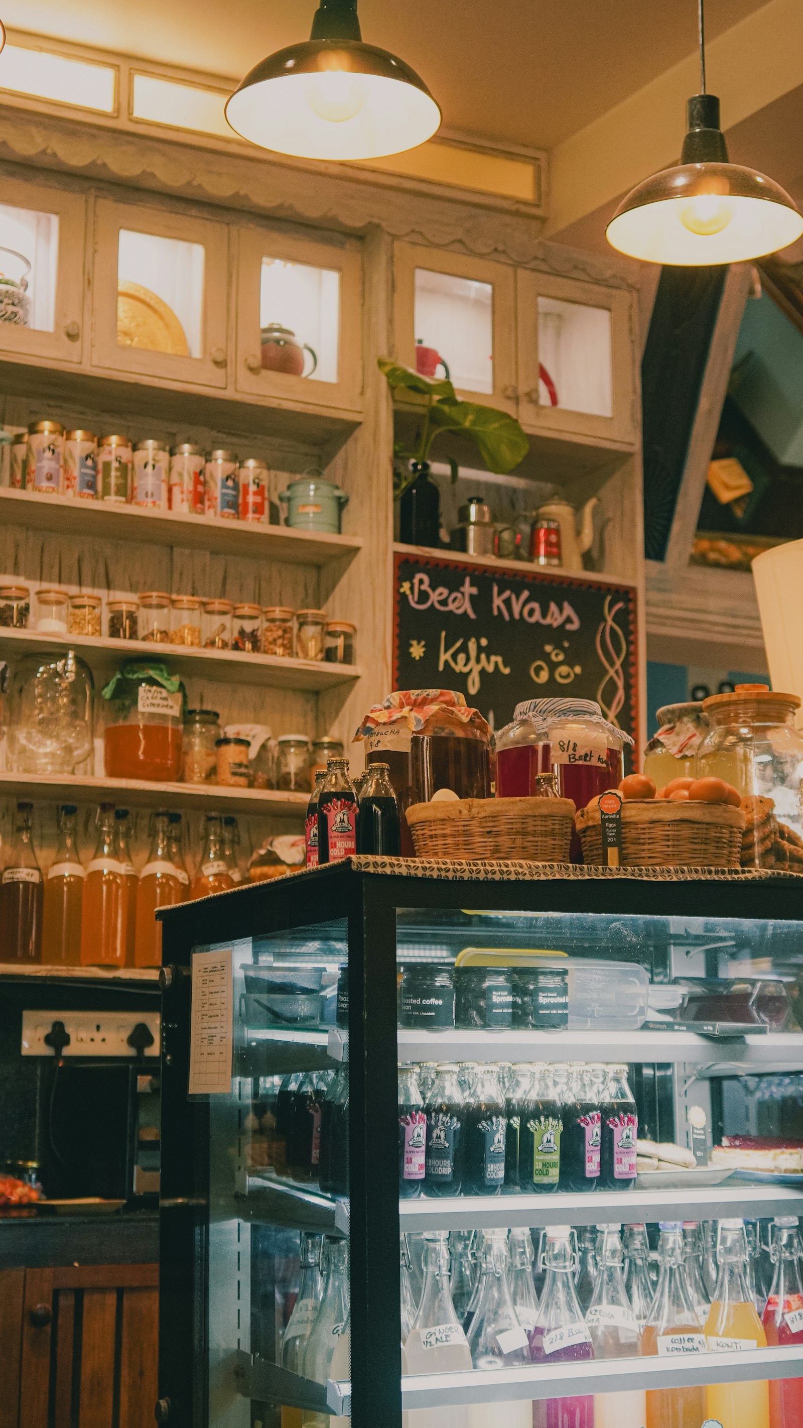 棚とカウンターのある店内